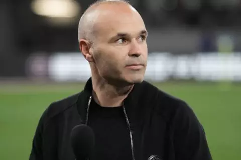 بشرى سعيدة لتشافي.. إنييستا في محادثات مع منتخب المغرب